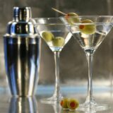 cocktails gemaakt met cocktail shaker van rvs